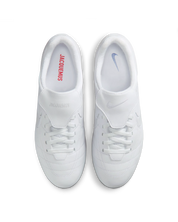 Nike Cryoshot Tiempo R10 Jacquemus en cuir premium avec semelle Cryoshot futuriste et design inspiré du football vintage haut de gamme.