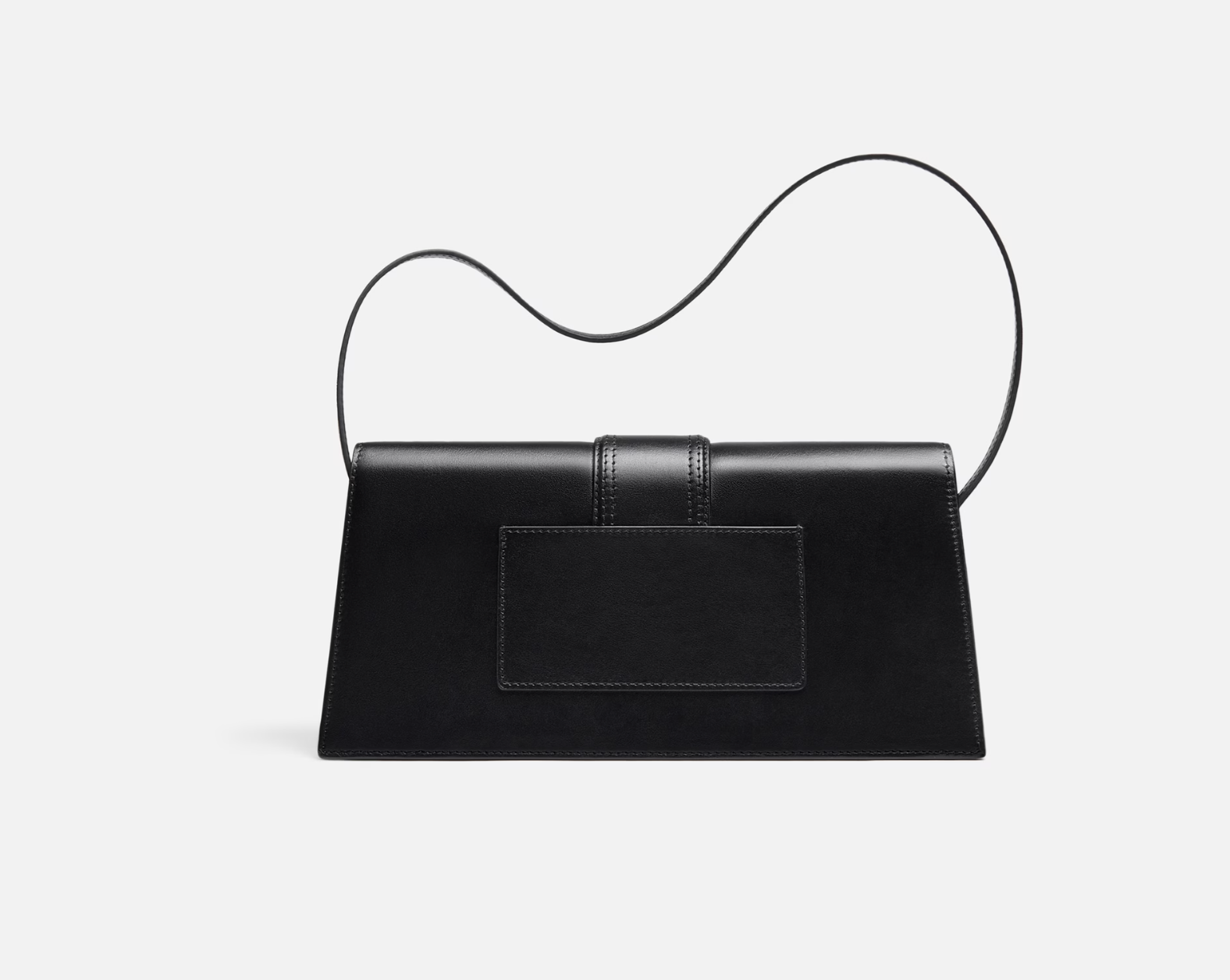 Jacquemus Le Bambino Long Shoulder Bag Black, sac d’épaule en cuir noir lisse avec rabat structuré, silhouette allongée et logo doré.