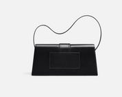 Jacquemus Le Bambino Long Shoulder Bag Black, sac d’épaule en cuir noir lisse avec rabat structuré, silhouette allongée et logo doré.
