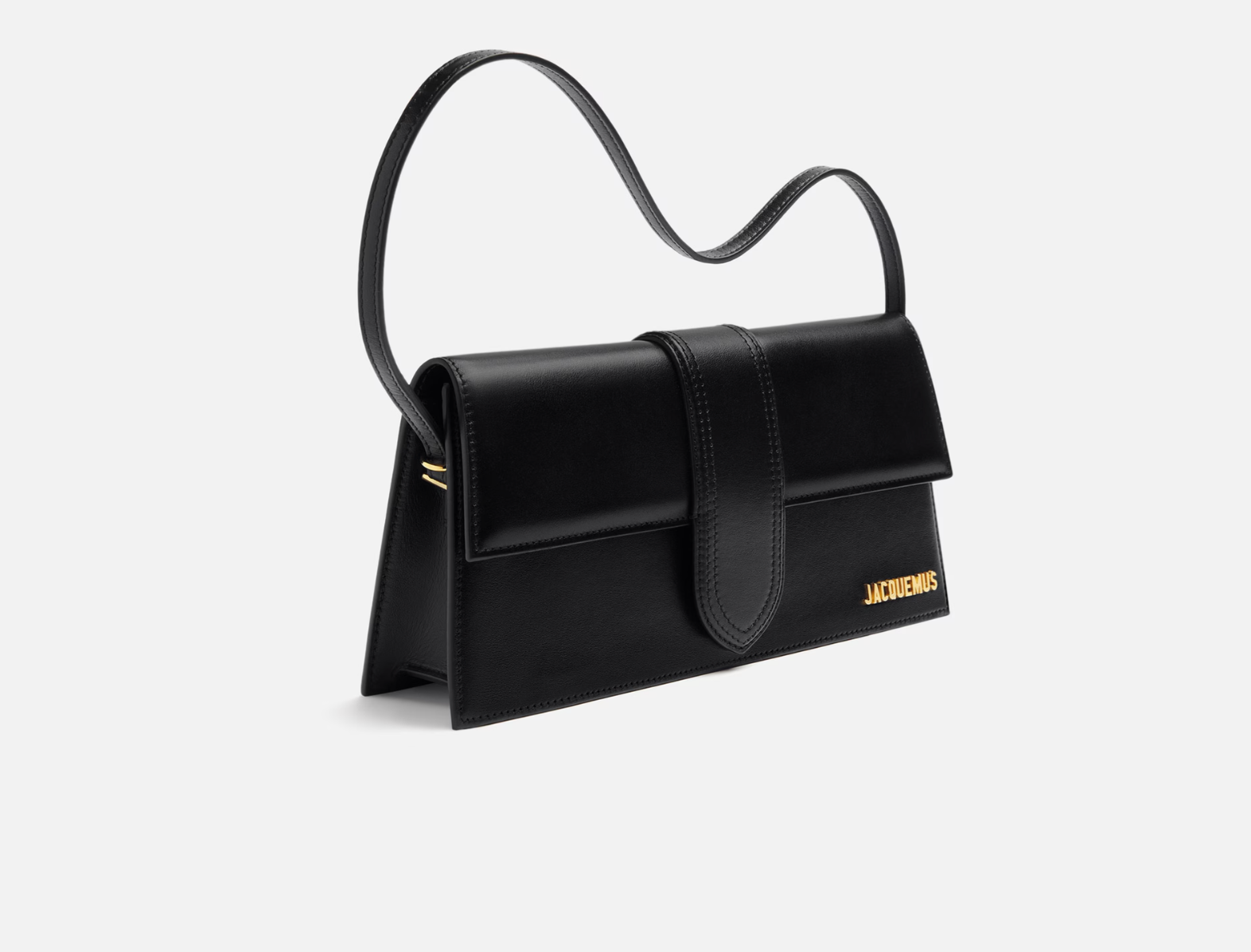 Jacquemus Le Bambino Long Shoulder Bag Black, sac d’épaule en cuir noir lisse avec rabat structuré, silhouette allongée et logo doré.