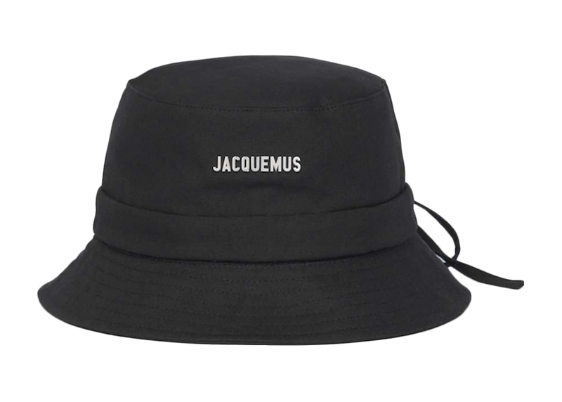 Jacquemus Le Bob Gadjo Bow Bucket Hat Black en textile noir, avec bord souple, silhouette Bob Gadjo et détail nœud décoratif vu de face. 