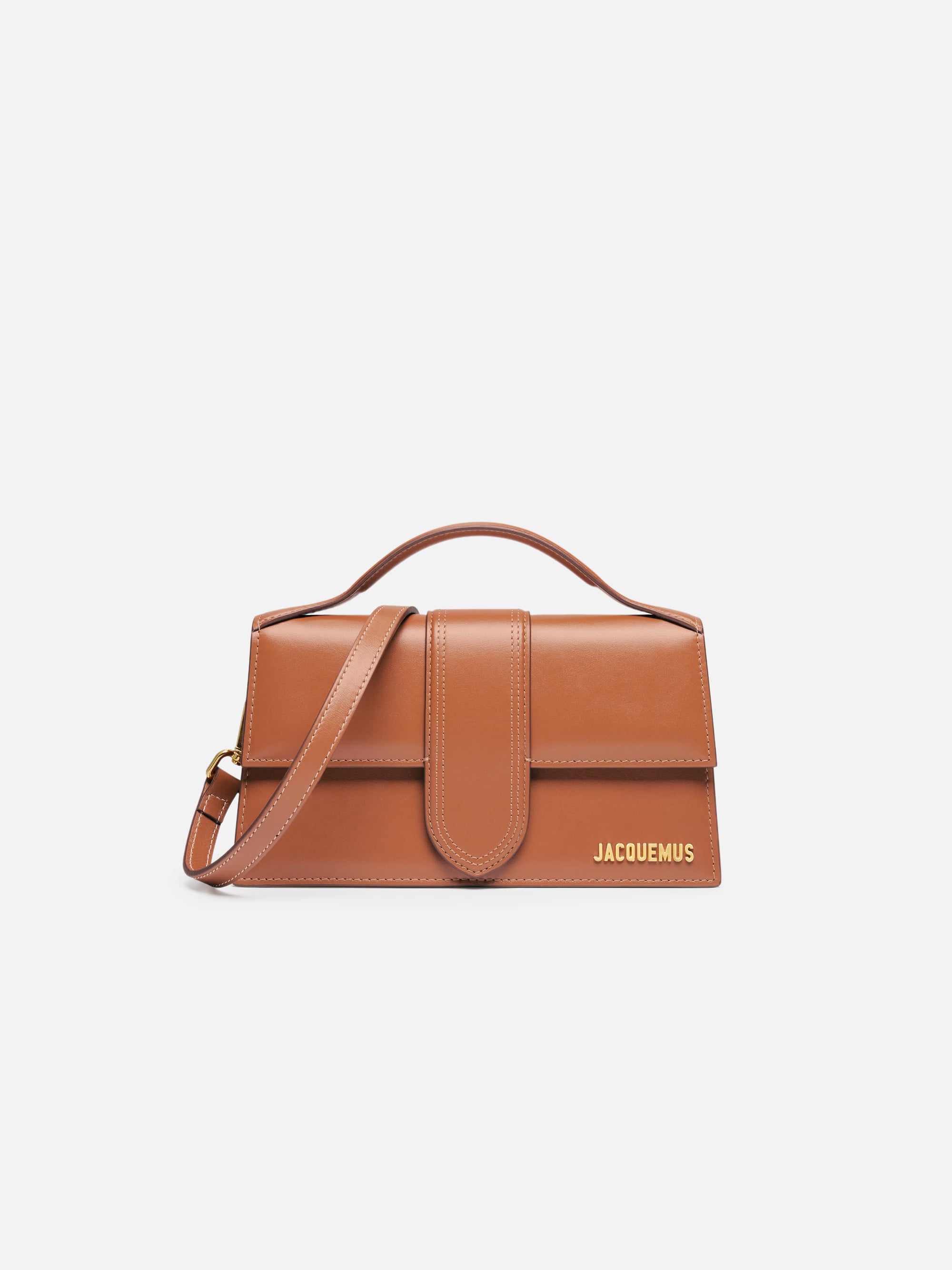 Jacquemus Le Grand Bambino Crossbody Flap Bag Light Brown, sac en cuir marron clair avec rabat, poignée supérieure et détails dorés.