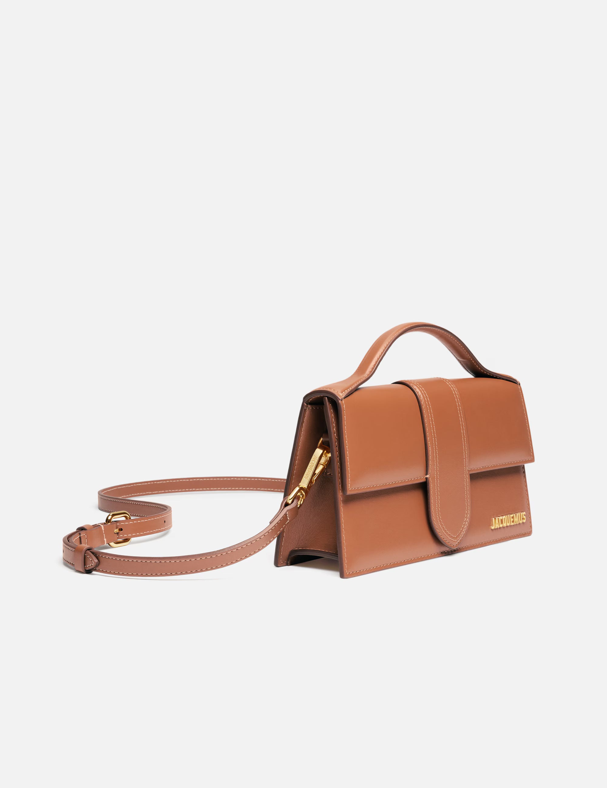 Jacquemus Le Grand Bambino Crossbody Flap Bag Light Brown, sac en cuir marron clair avec rabat, poignée supérieure et détails dorés.