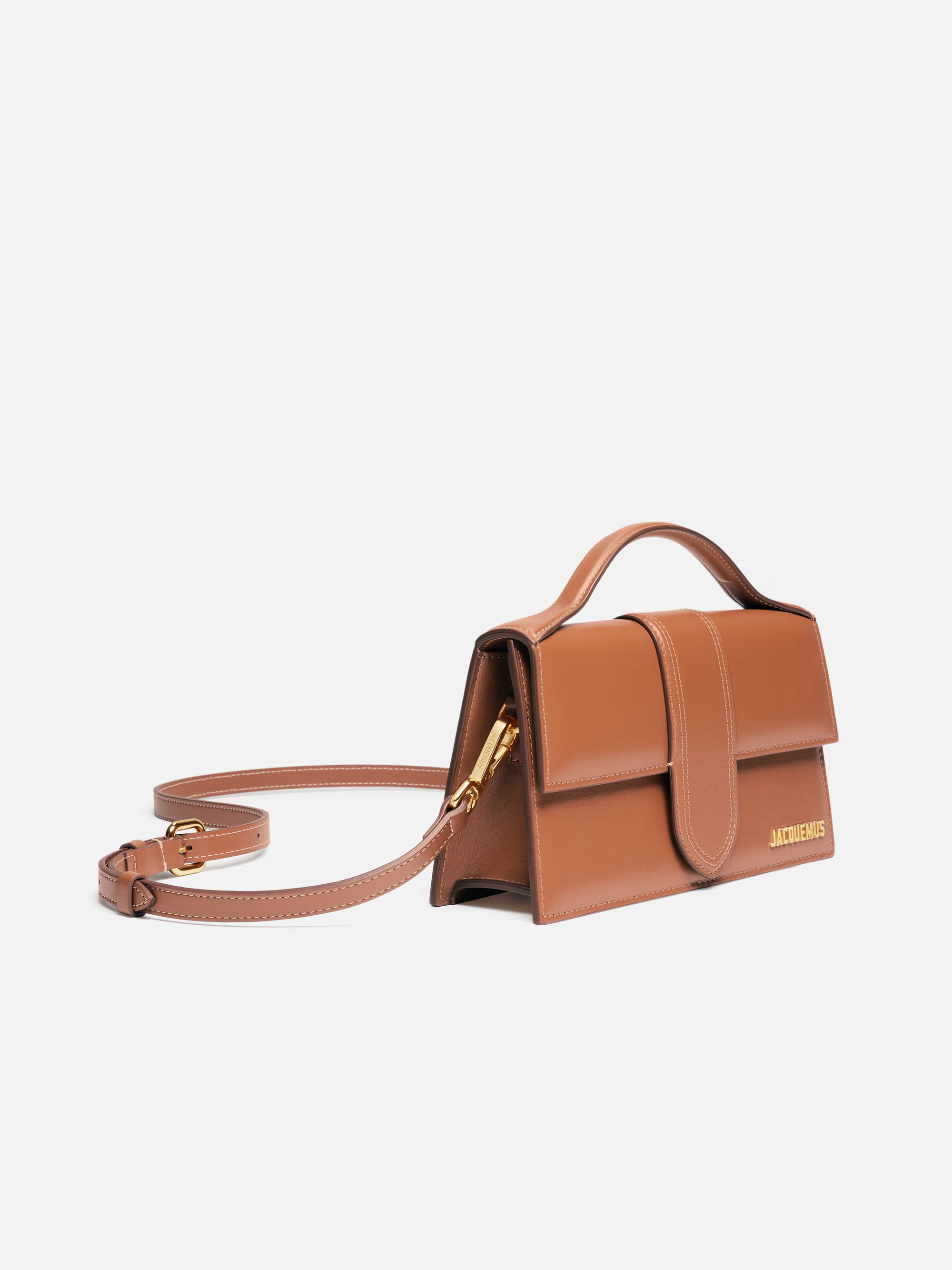 Jacquemus Le Grand Bambino Crossbody Flap Bag Light Brown, sac en cuir marron clair avec rabat, poignée supérieure et détails dorés.