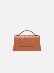 Jacquemus Le Grand Bambino Crossbody Flap Bag Light Brown, sac en cuir marron clair avec rabat, poignée supérieure et détails dorés.