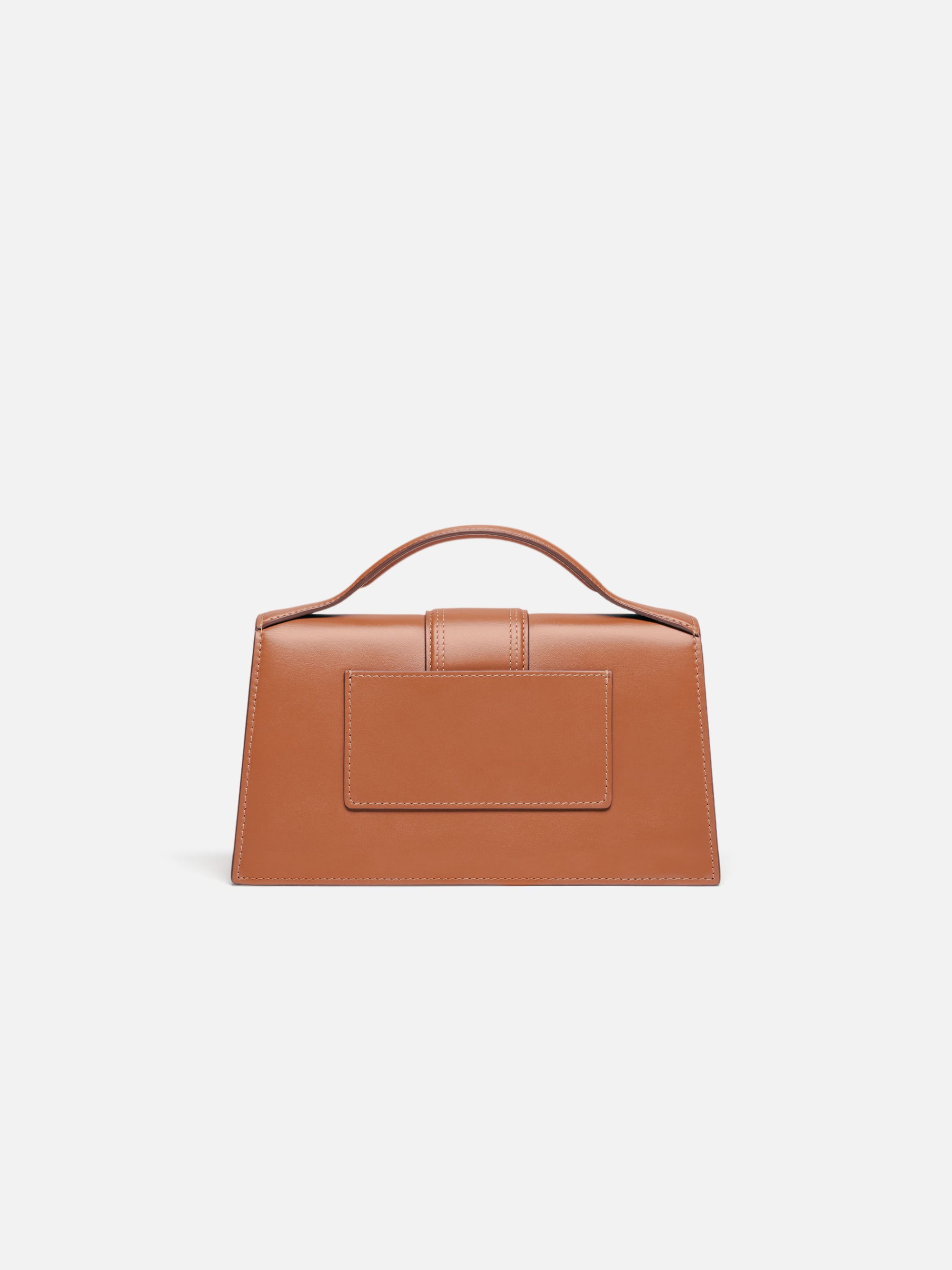 Jacquemus Le Grand Bambino Crossbody Flap Bag Light Brown, sac en cuir marron clair avec rabat, poignée supérieure et détails dorés.