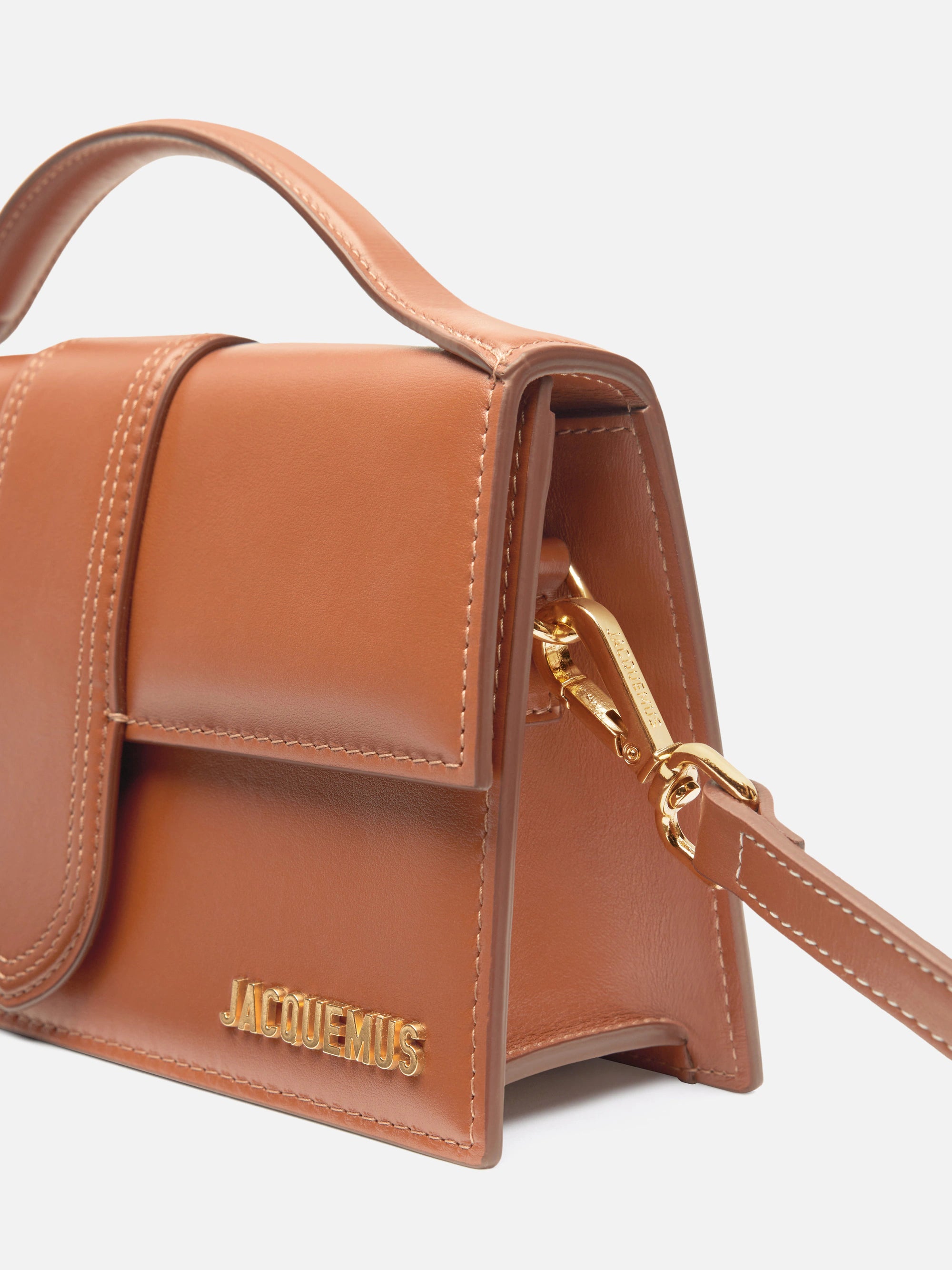 Jacquemus Le Grand Bambino Crossbody Flap Bag Light Brown, sac en cuir marron clair avec rabat, poignée supérieure et détails dorés.