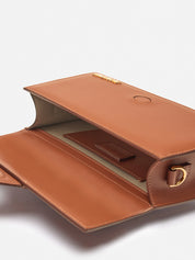 Jacquemus Le Grand Bambino Crossbody Flap Bag Light Brown, sac en cuir marron clair avec rabat, poignée supérieure et détails dorés.