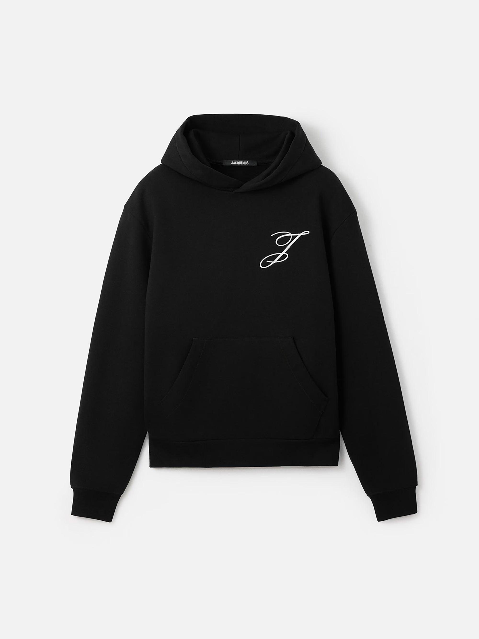 Jacquemus Le Hoodie Logo Brodé en coton molletonné avec coupe ample, petit logo J brodé sur la poitrine et signature Jacquemus au dos.
