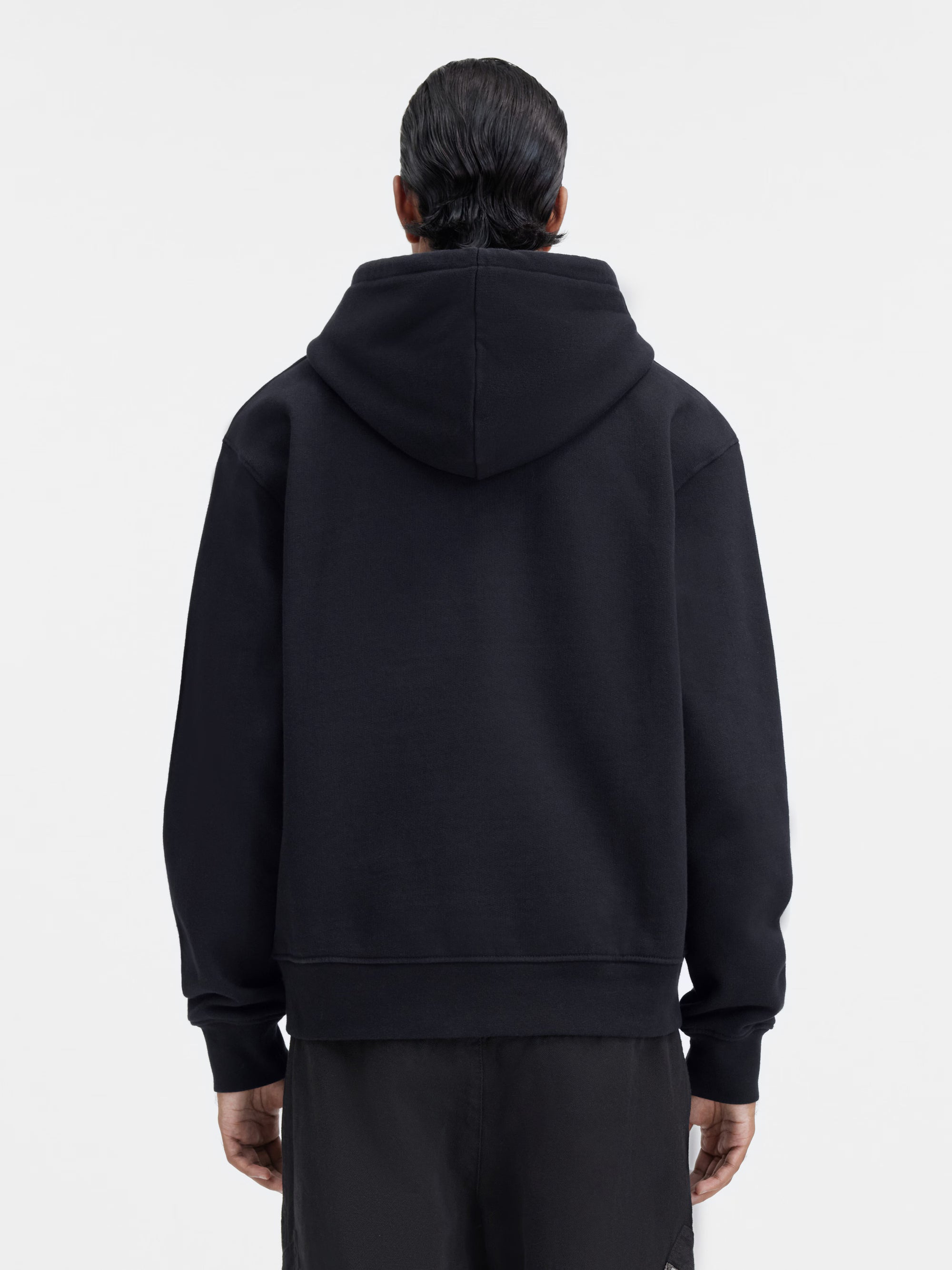 Jacquemus Le Sweatshirt Brodé Embroidered Logo Regular Fit Hoodie Black/White, hoodie Jacquemus noir à coupe Regular Fit avec logo blanc brodé et capuche.