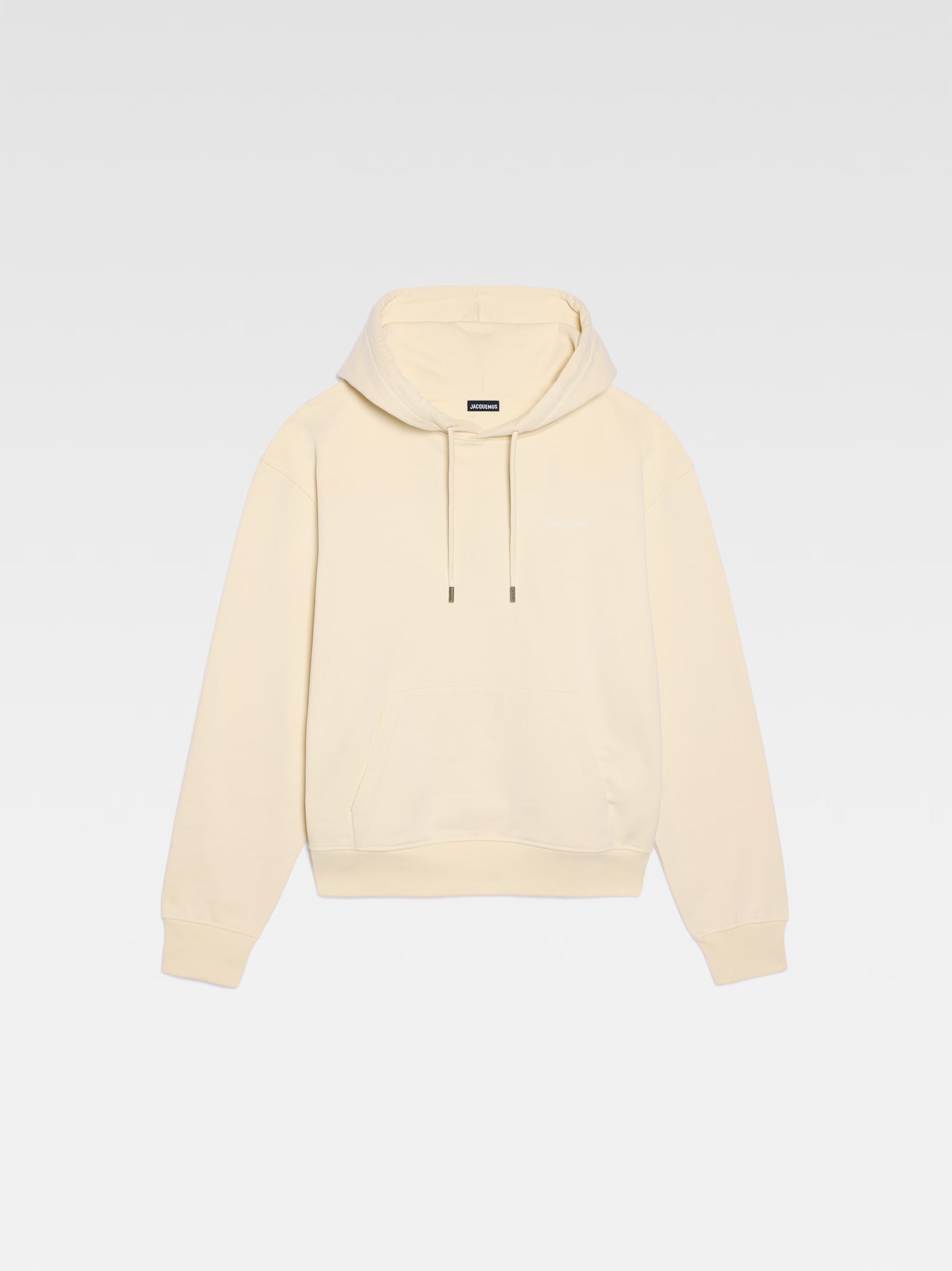 Jacquemus Le Sweatshirt Brodé Embroidered Logo Regular Fit Hoodie Dark Beige, hoodie Jacquemus beige foncé à coupe Regular Fit avec logo brodé et capuche.