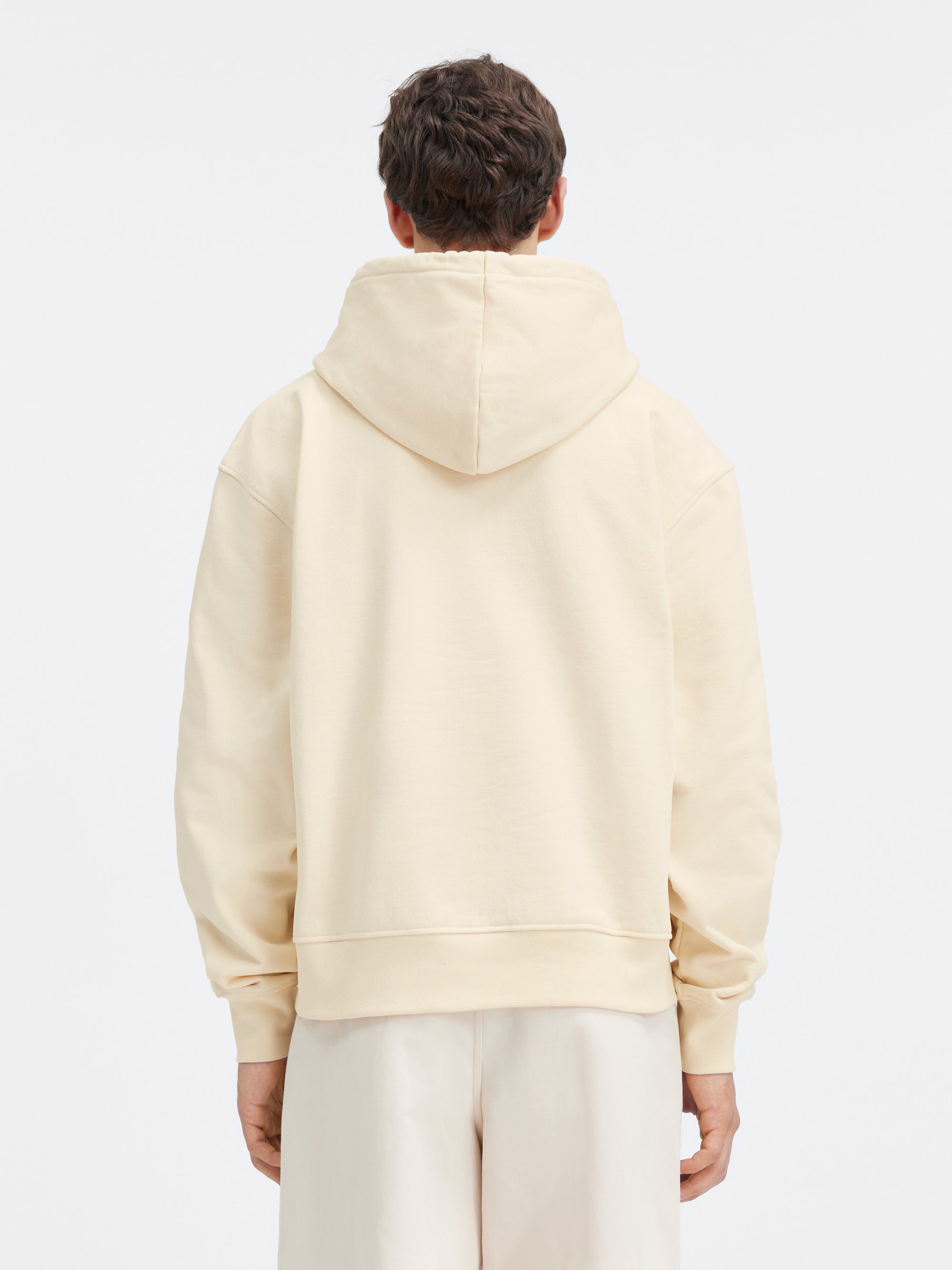 Jacquemus Le Sweatshirt Brodé Embroidered Logo Regular Fit Hoodie Dark Beige, hoodie Jacquemus beige foncé à coupe Regular Fit avec logo brodé et capuche.