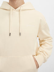 Jacquemus Le Sweatshirt Brodé Embroidered Logo Regular Fit Hoodie Dark Beige, hoodie Jacquemus beige foncé à coupe Regular Fit avec logo brodé et capuche.