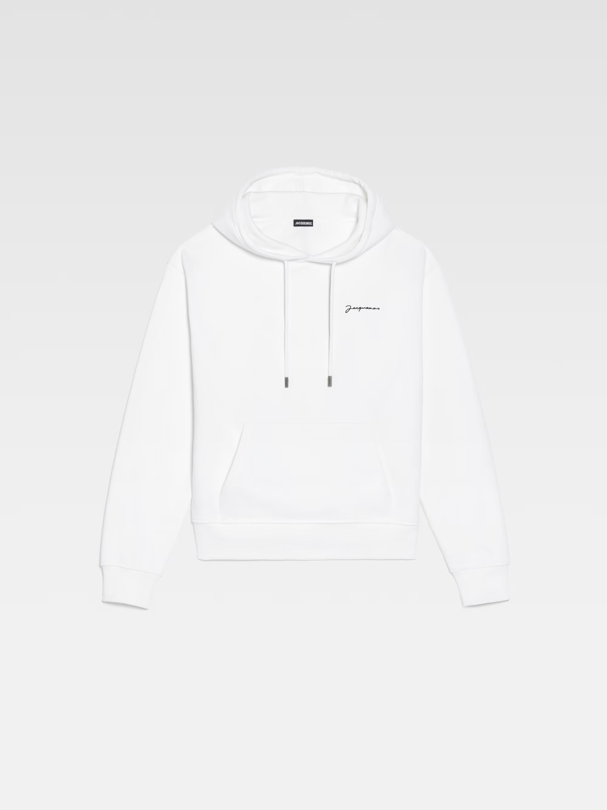 Jacquemus Le Sweatshirt Brodé Embroidered Logo Regular Fit Hoodie White/Black, hoodie Jacquemus blanc à coupe Regular Fit avec logo noir brodé et capuche.