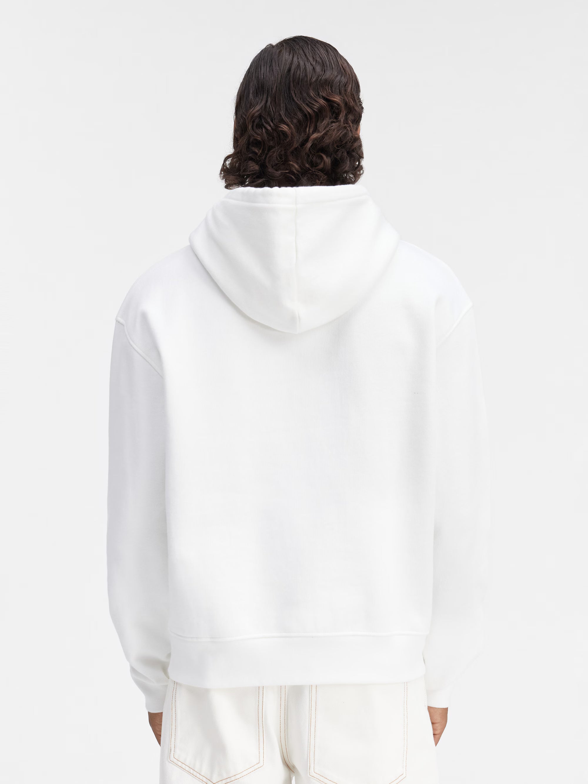 Jacquemus Le Sweatshirt Brodé Embroidered Logo Regular Fit Hoodie White/Black, hoodie Jacquemus blanc à coupe Regular Fit avec logo noir brodé et capuche.