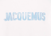 Jacquemus Le T-shirt Gelo Pool Logo L/S T-shirt Print Ice Jacquemus White à manches longues, base blanche, imprimé Pool Logo et détails graphiques Ice.