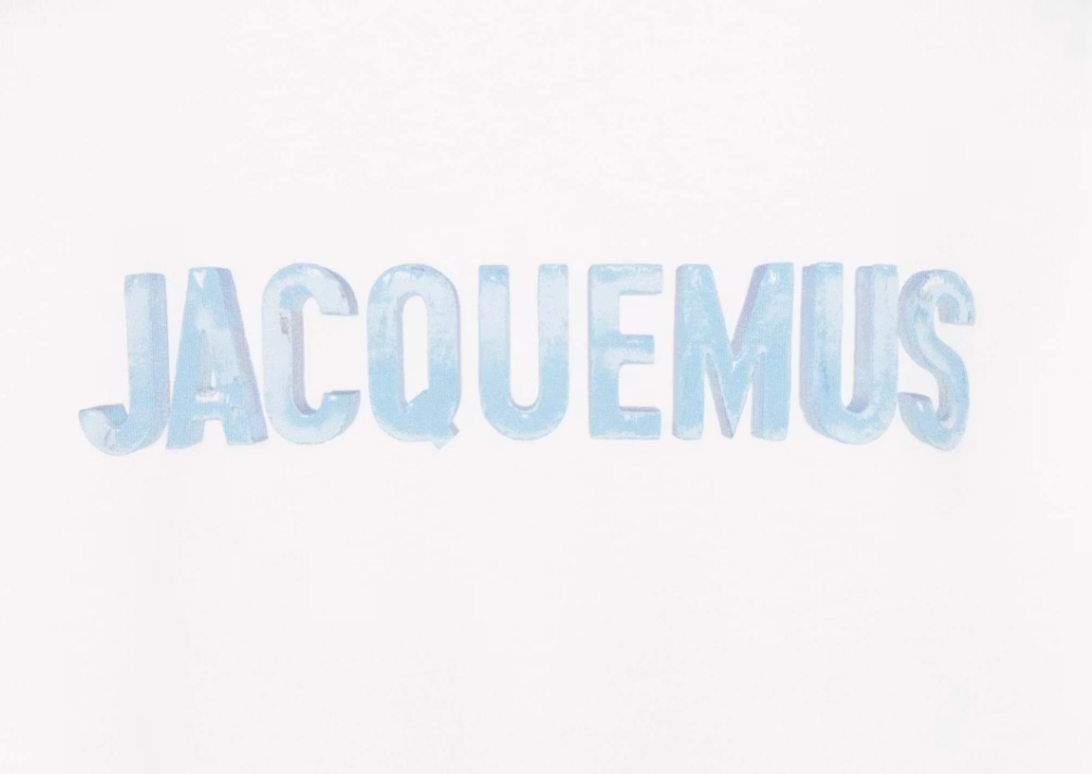 Jacquemus Le T-shirt Gelo Pool Logo L/S T-shirt Print Ice Jacquemus White à manches longues, base blanche, imprimé Pool Logo et détails graphiques Ice.