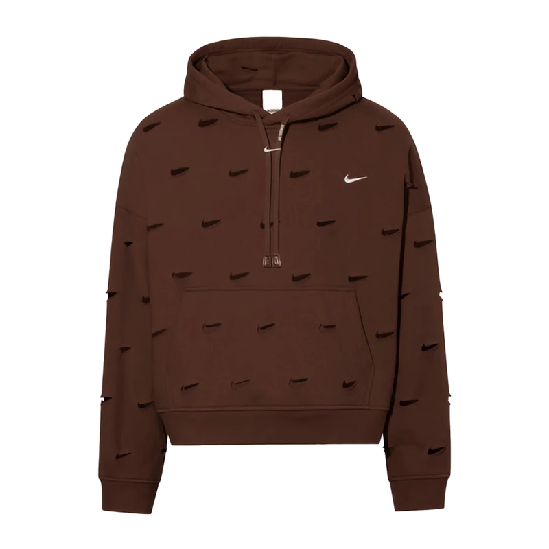 Jacquemus x Nike Le Swoosh Hoodie Brown en textile brun, avec capuche, manches longues, finitions côtelées et détail Swoosh Nike revisité par Jacquemus vu de face. 