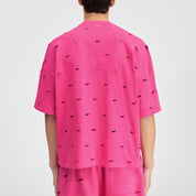 Jacquemus x Nike Le Swoosh T-shirt Dark Pink à manches courtes, coloris rose foncé, col rond et détail Swoosh Nike revisité dans l'univers minimaliste de Jacquemus vu de dos porté. 