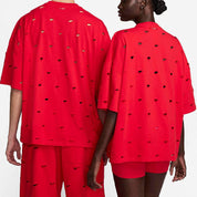 Jacquemus x Nike Le Swoosh T-shirt Dark Red à manches courtes, coloris rouge foncé, col rond et détail Swoosh Nike revisité dans l'univers minimaliste de Jacquemus porté de dos. 