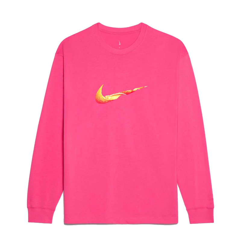 Jacquemus x Nike Le T-Shirt Manches Longues Orange Dark Pink avec col rond, manches longues, nuances orange et rose foncé et détails collaboratifs Jacquemus x Nike vu de face. 