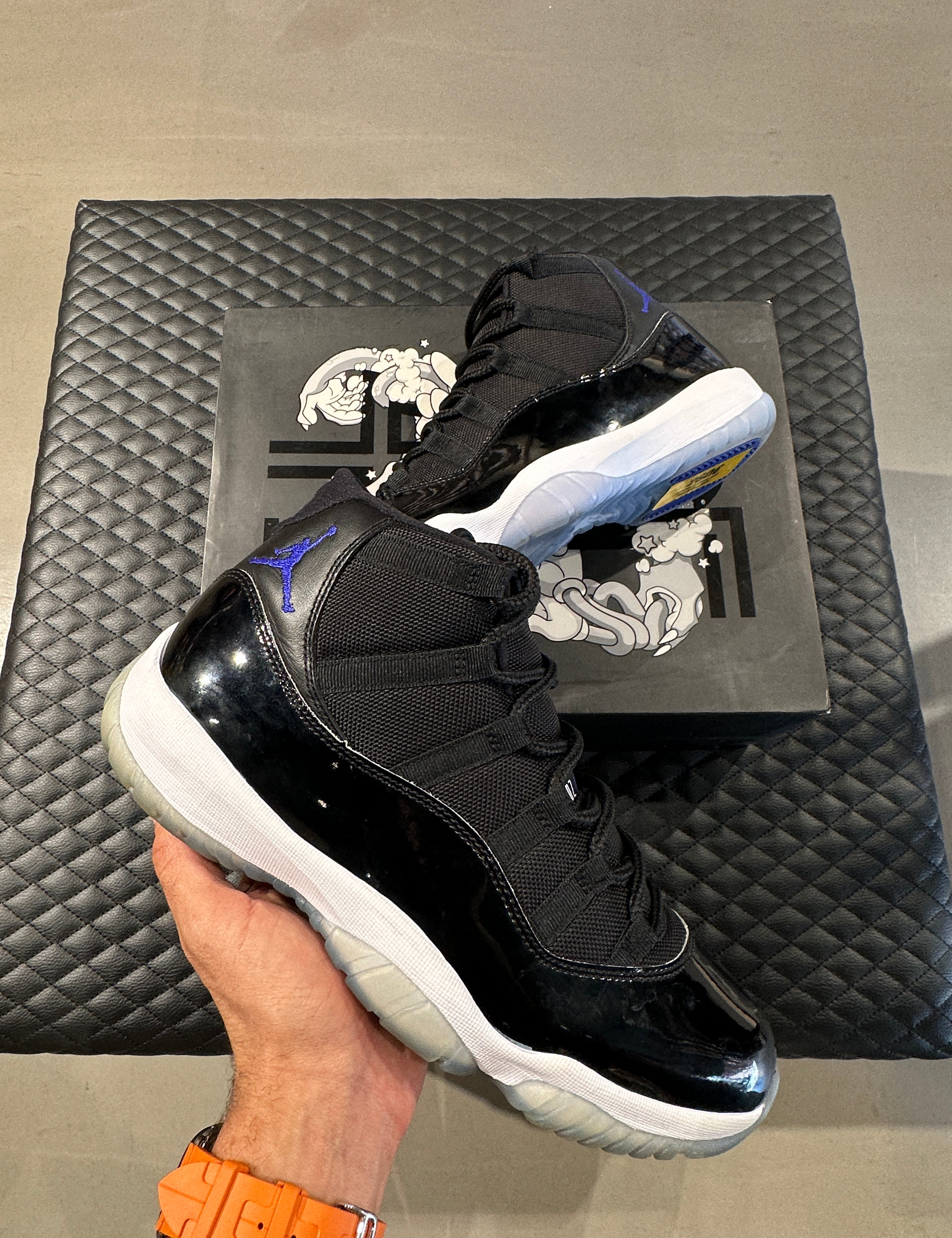 Jordan 11 Retro Space Jam 2016 d’occasion, cuir verni noir, mesh balistique, semelle translucide, sneaker en bon état général. 