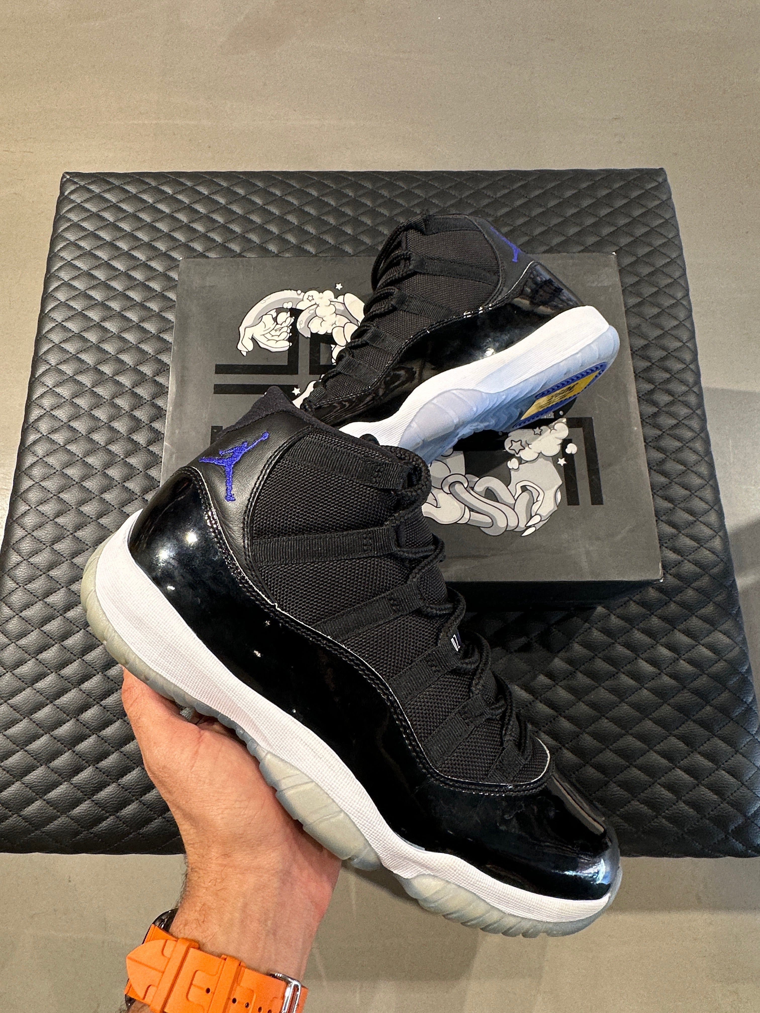 Jordan 11 Retro Space Jam 2016 d’occasion, cuir verni noir, mesh balistique, semelle translucide, sneaker en bon état général. 