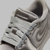 Jordan 1 Low Method of Make Satin Medium Grey gris brillant volume ronde blanche 