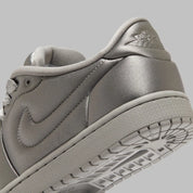 Jordan 1 Low Method of Make Satin Medium Grey gris brillant volume ronde blanche 
