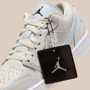 Jordan 1 Low SE Year of the Snake (2025) beige bleu crème serpent nouvelle an