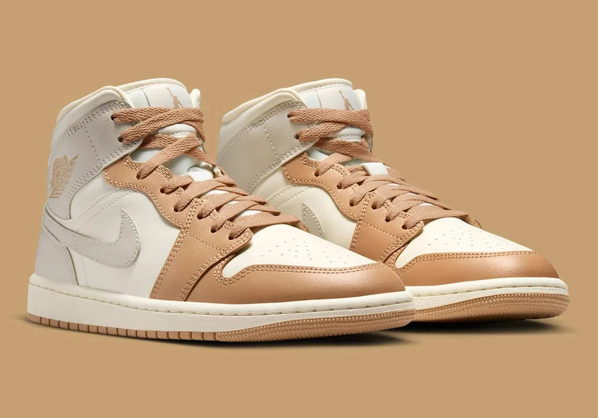 Chaussure de ville Jordan 1 Mid Tan Toe , marron , gris , crème , semelle confortable, vu de 3/4