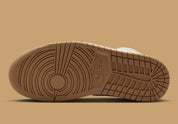 Chaussure de ville Jordan 1 Mid Tan Toe , marron , gris , crème , semelle confortable, vu du dessous