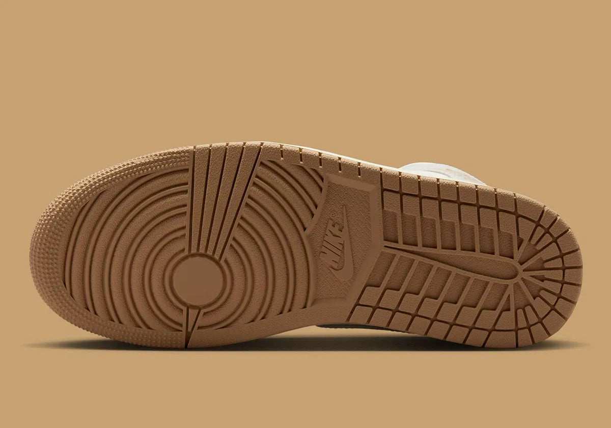 Chaussure de ville Jordan 1 Mid Tan Toe , marron , gris , crème , semelle confortable, vu du dessous