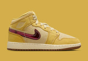 Chaussure de ville Jordan 1 frite moyenne SE , jaune , crème , marron , rouge , semelle confortable , vue de profil
