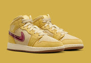 Chaussure de ville Jordan 1 frite moyenne SE , jaune , crème , marron , rouge , semelle confortable , vue de 3/4