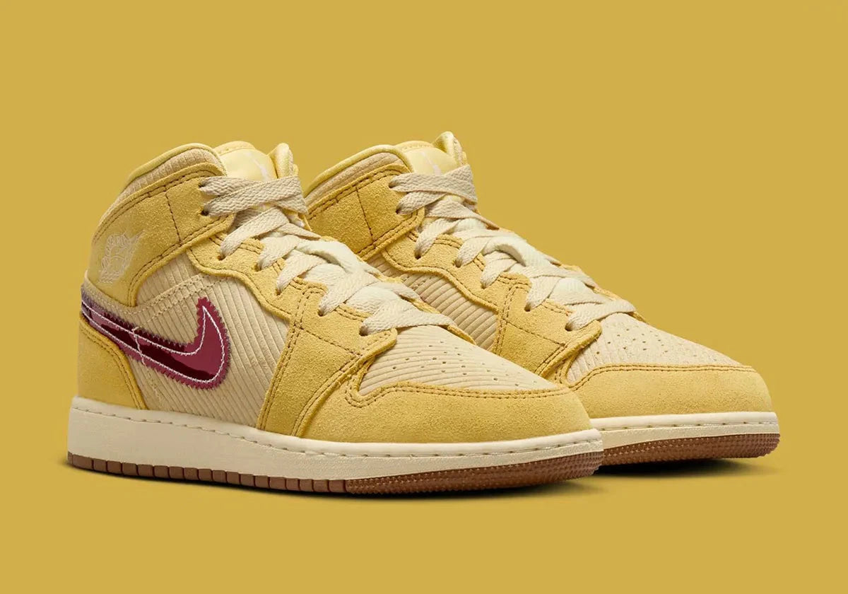 Chaussure de ville Jordan 1 frite moyenne SE , jaune , crème , marron , rouge , semelle confortable , vue de 3/4