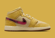 Chaussure de ville Jordan 1 frite moyenne SE , jaune , crème , marron , rouge , semelle confortable , vue de profil