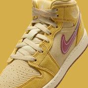 Chaussure de ville Jordan 1 frite moyenne SE , jaune , crème , marron , rouge , semelle confortable , vue de coté