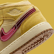 Chaussure de ville Jordan 1 frite moyenne SE , jaune , crème , marron , rouge , semelle confortable , vue de coté