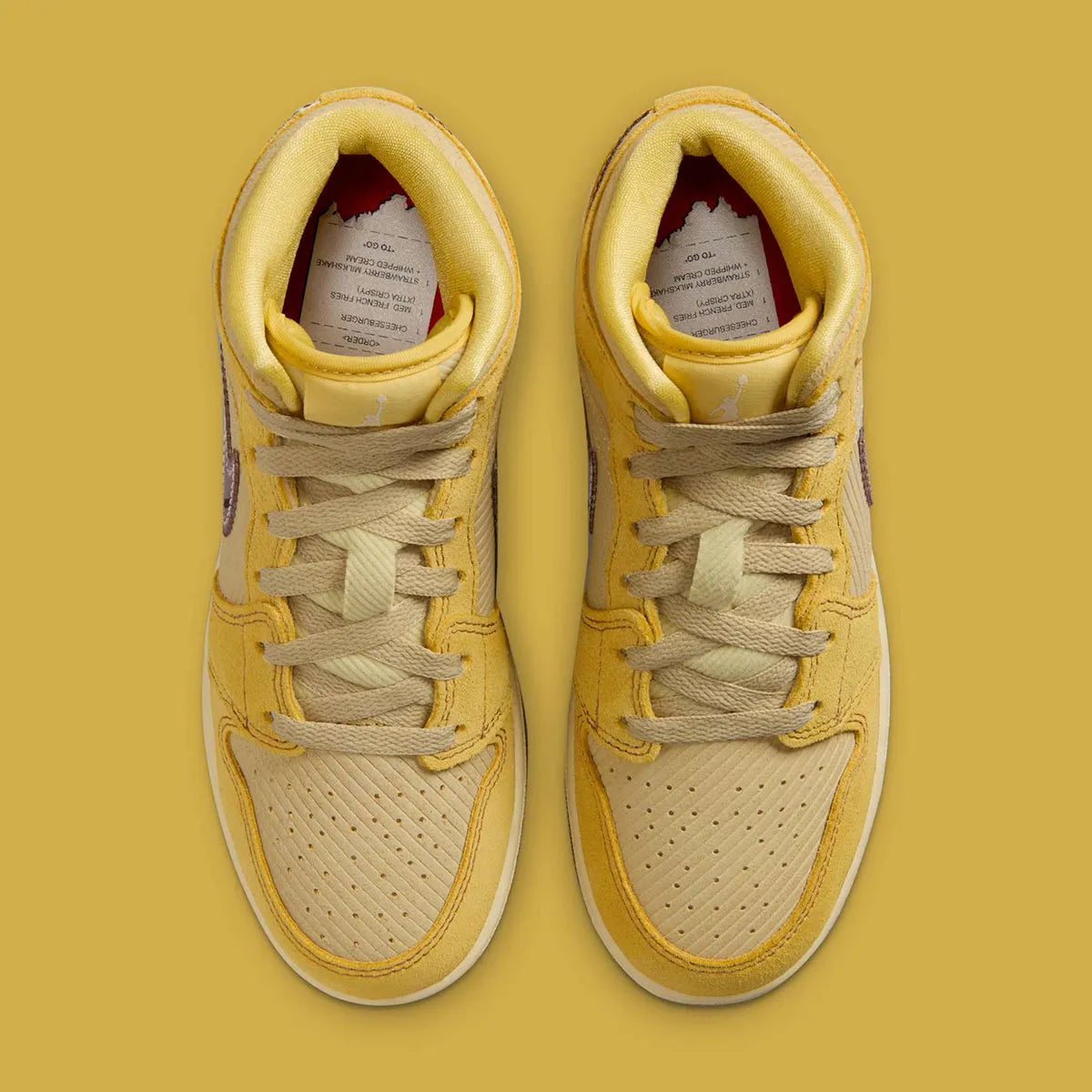 Chaussure de ville Jordan 1 frite moyenne SE , jaune , crème , marron , rouge , semelle confortable , vue de haut