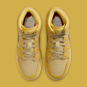 Chaussure de ville Jordan 1 frite moyenne SE , jaune , crème , marron , rouge , semelle confortable , vue de haut