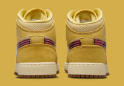 Chaussure de ville Jordan 1 frite moyenne SE , jaune , crème , marron , rouge , semelle confortable , vue de derrière