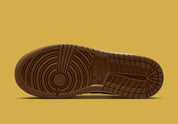 Chaussure de ville Jordan 1 frite moyenne SE , jaune , crème , marron , rouge , semelle confortable , vue du dessous