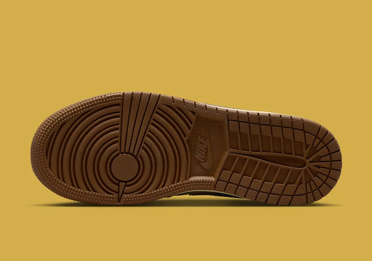 Chaussure de ville Jordan 1 frite moyenne SE , jaune , crème , marron , rouge , semelle confortable , vue du dessous