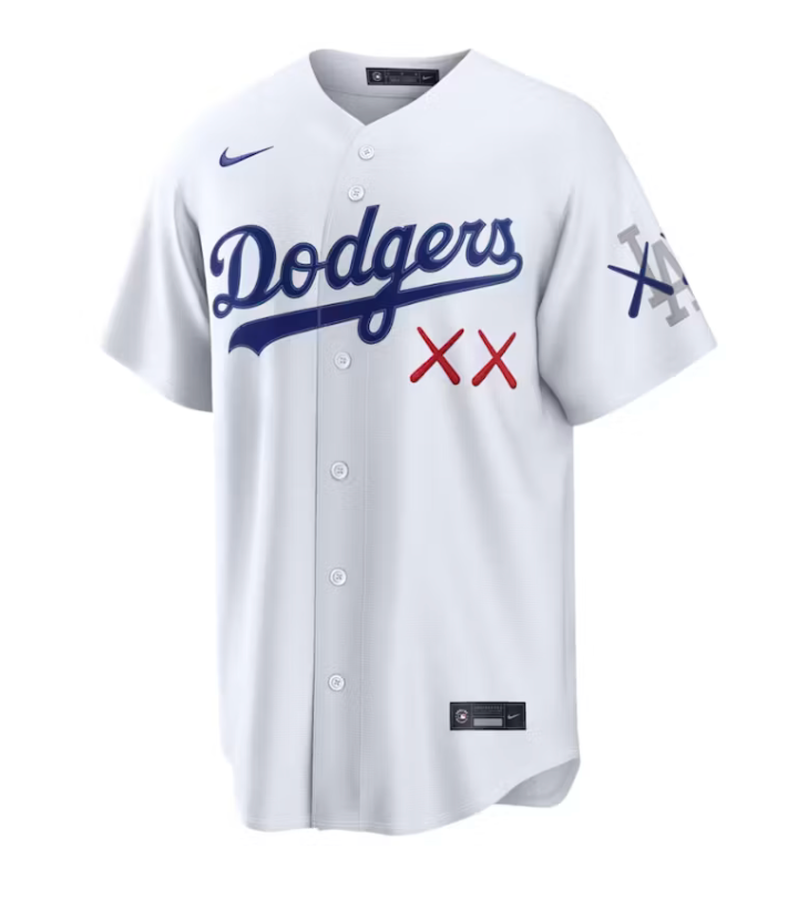 KAWS Nike MLB Stadium Los Angeles Dodgers Jersey White, maillot de baseball blanc avec logo Dodgers bleu, motifs KAWS XX et détails MLB.