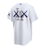 KAWS Nike MLB Stadium Los Angeles Dodgers Jersey White, maillot de baseball blanc avec logo Dodgers bleu, motifs KAWS XX et détails MLB.
