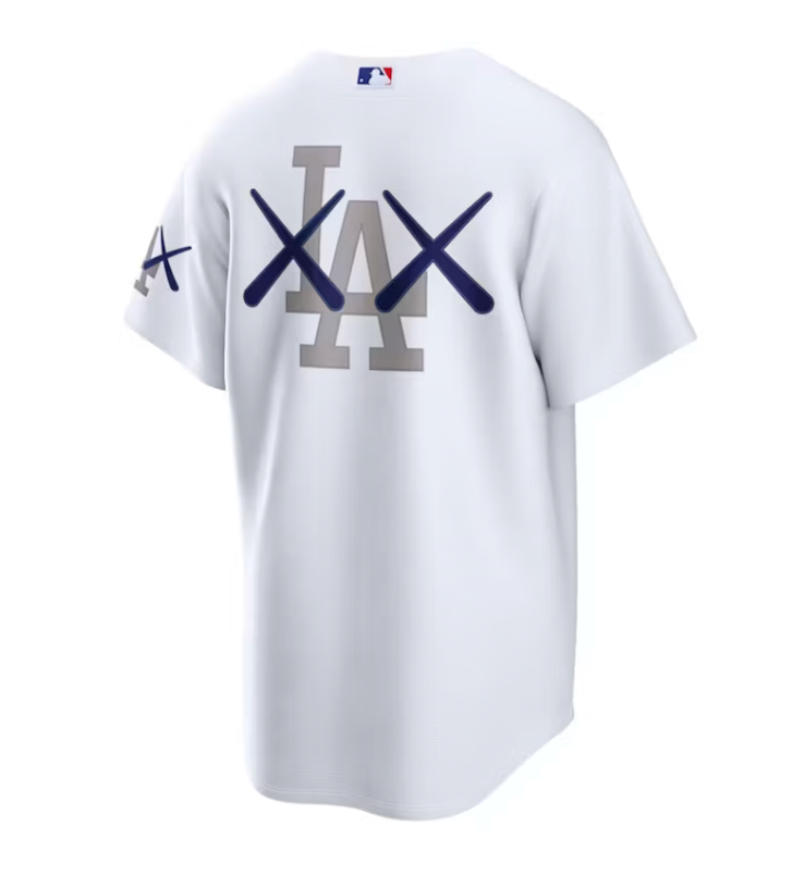 KAWS Nike MLB Stadium Los Angeles Dodgers Jersey White, maillot de baseball blanc avec logo Dodgers bleu, motifs KAWS XX et détails MLB.