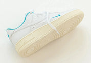 Sneakers Nike Air Force 1 Low Kith Hawaii en cuir premium avec coloris tropical inspiré, branding Kith et amorti Air encapsulé.