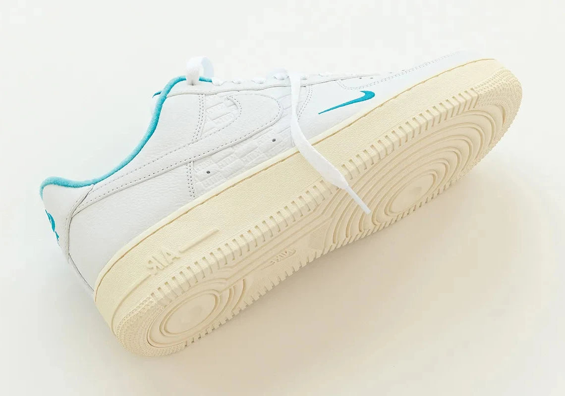 Sneakers Nike Air Force 1 Low Kith Hawaii en cuir premium avec coloris tropical inspiré, branding Kith et amorti Air encapsulé.