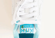 Sneakers Nike Air Force 1 Low Kith Hawaii en cuir premium avec coloris tropical inspiré, branding Kith et amorti Air encapsulé.
